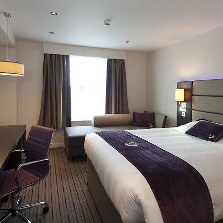 Premier Inn ฮาร์โลว์ ภายนอก รูปภาพ