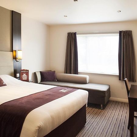 Premier Inn ฮาร์โลว์ ภายนอก รูปภาพ