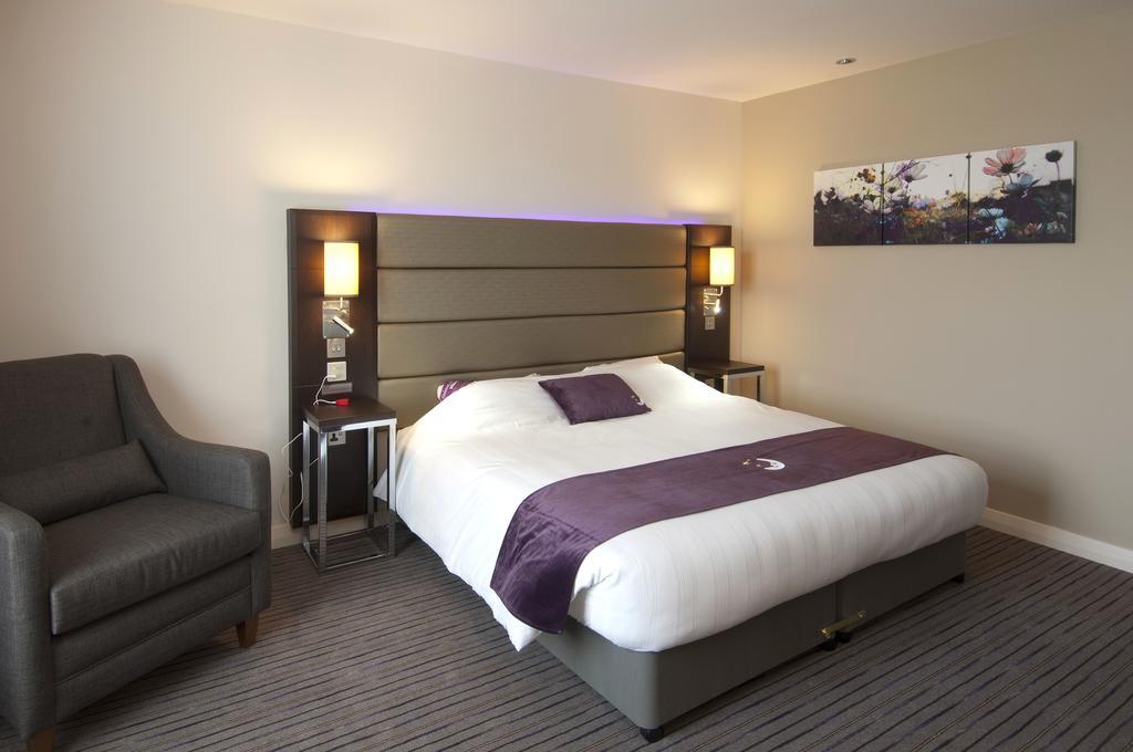Premier Inn ฮาร์โลว์ ภายนอก รูปภาพ