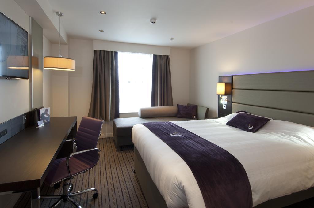 Premier Inn ฮาร์โลว์ ภายนอก รูปภาพ