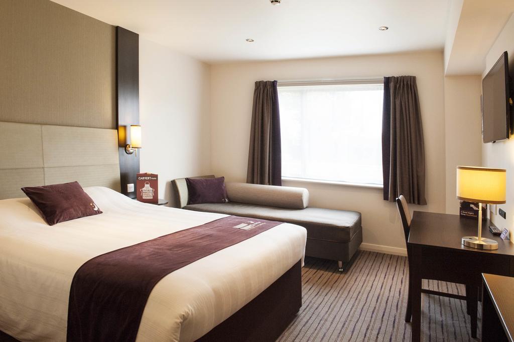 Premier Inn ฮาร์โลว์ ภายนอก รูปภาพ