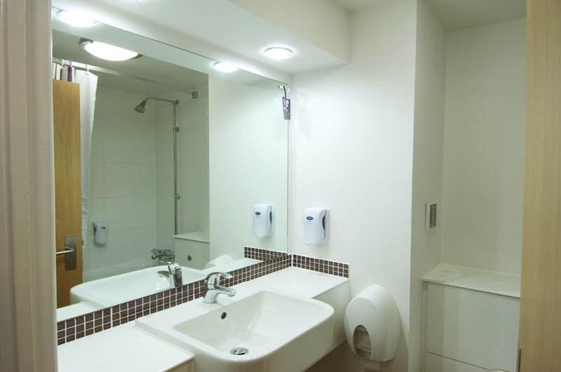 Premier Inn ฮาร์โลว์ ภายนอก รูปภาพ
