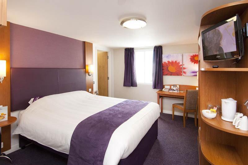 Premier Inn ฮาร์โลว์ ภายนอก รูปภาพ