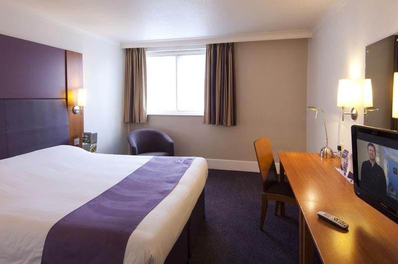 Premier Inn ฮาร์โลว์ ภายนอก รูปภาพ