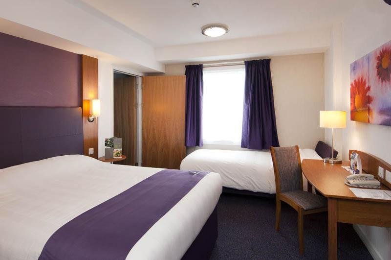 Premier Inn ฮาร์โลว์ ภายนอก รูปภาพ
