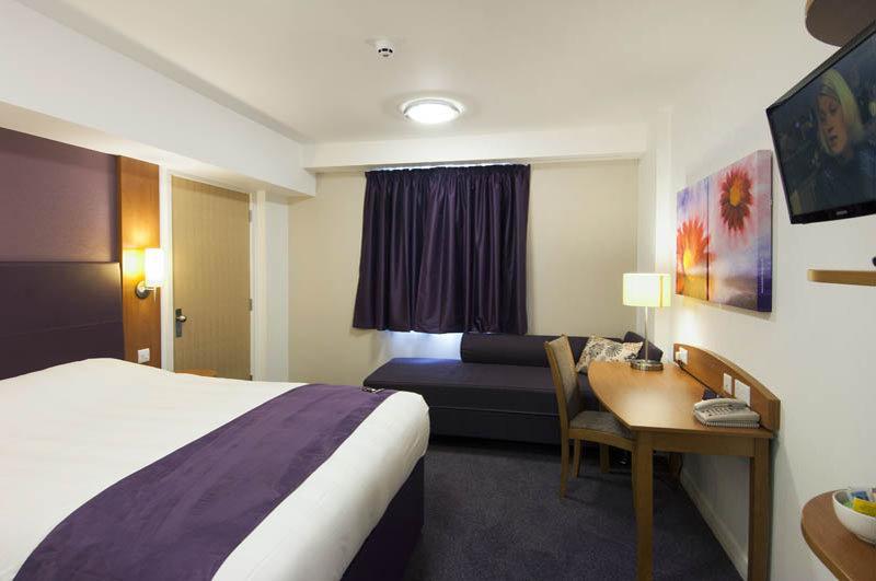 Premier Inn ฮาร์โลว์ ภายนอก รูปภาพ