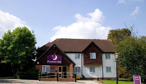 Premier Inn ฮาร์โลว์ ภายนอก รูปภาพ