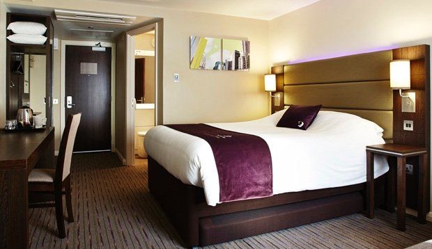 Premier Inn ฮาร์โลว์ ภายนอก รูปภาพ