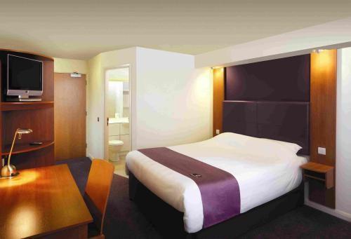 Premier Inn ฮาร์โลว์ ภายนอก รูปภาพ